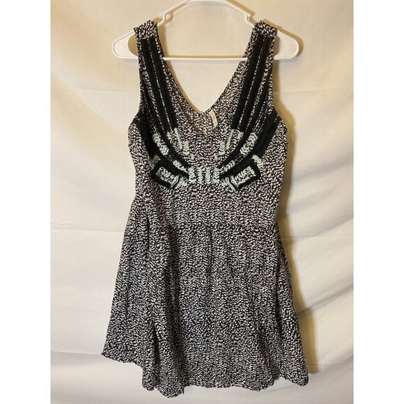 WILLOW & CLAY WOMENS SIZE MEDIUM FIT FLARE SHORT DRESS BLACK WHITE SLEEVELESS - Picture 1 of 3